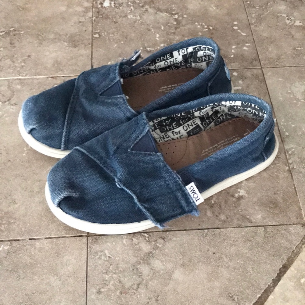 FREE WITH PURCHASE** Toms (little girl)